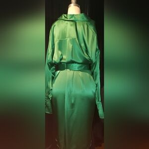 NWT. Banana Republic 100% chemise silk emerald green button up belt shirt dress